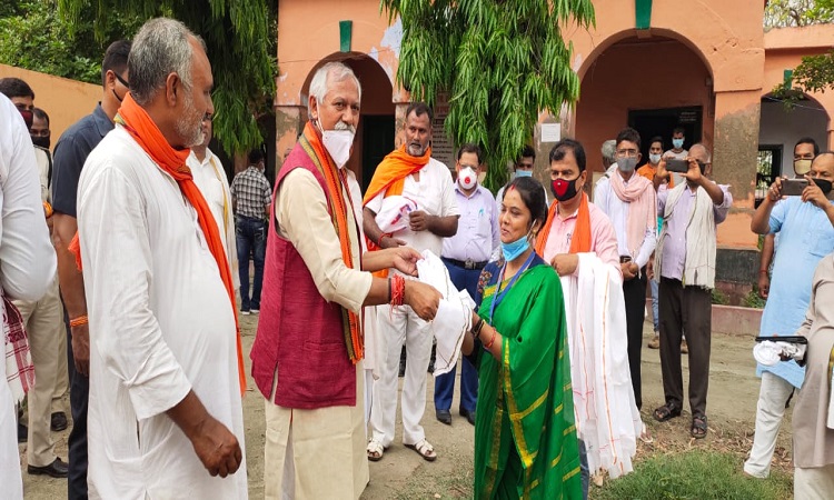 BJP MP janardan Singh Sigriwal, women quarantine center, Siwan, MP Maharajganj, Corona, Bhagwanpur hatt Block