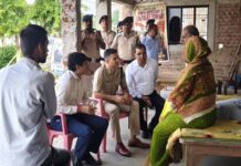 भरत तिवारी के परिजनों से मिले भोजपुर डीएम-एसपी, सुरक्षा और सरकारी मदद का दिया भरोसा भरत तिवारी एनकाउंटर